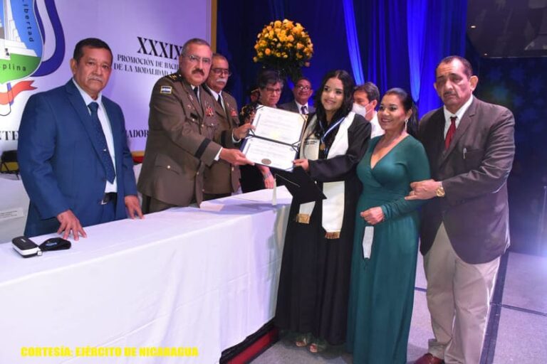Ejército participa en ceremonia de la XXVIII Promoción de Bachilleres en Ciencias y Letras