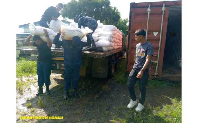 Ejército de Nicaragua participa en descargue de paquetes alimenticios y juguetes