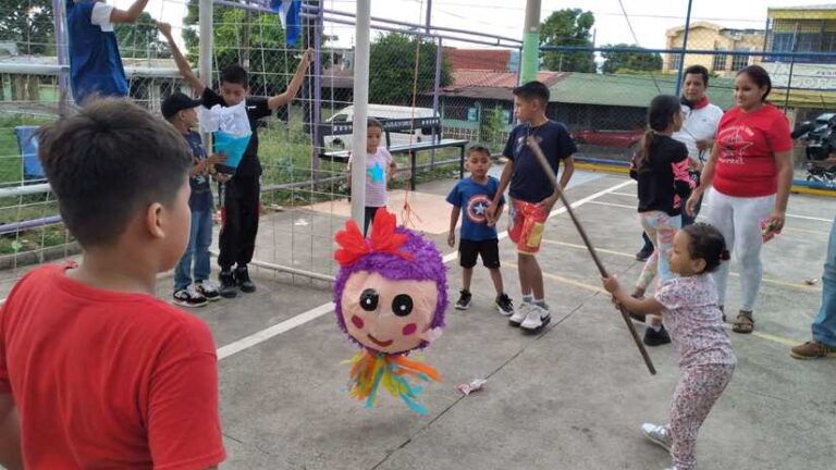 Con piñatas y actividades recreativas los niños celebraron la navidad