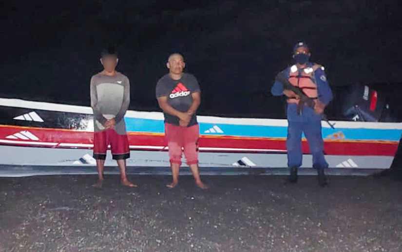 Las personas retenidas son: José Santos Caballero Martínez 33 años de edad y un menor de edad, originarios de la República de El Salvador, quienes fueron entregados a las autoridades correspondientes. Foto: Cortesía