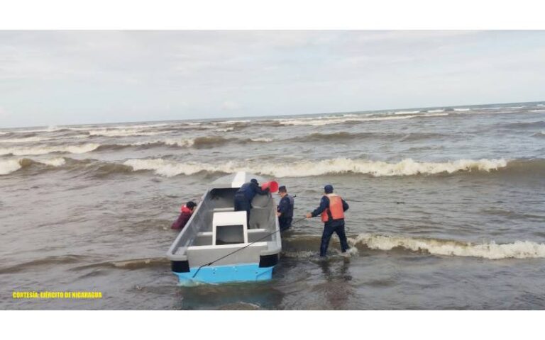 Fuerza Naval realiza búsqueda y rescate de tripulantes de embarcación nicaragüense