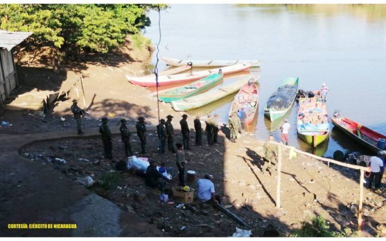 Ejército de Nicaragua realiza descargue de 16.1 toneladas de merienda escolar