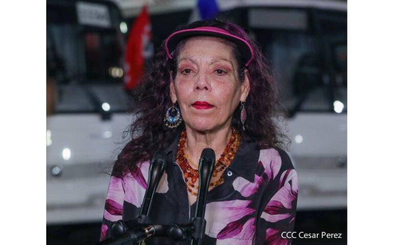 Compañera Rosario después de la entrega de Buses Rusos a Cooperativas de Transporte