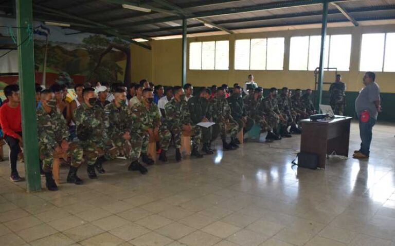 Ejército de Nicaragua en capacitación para la creación y manejo de viveros forestales