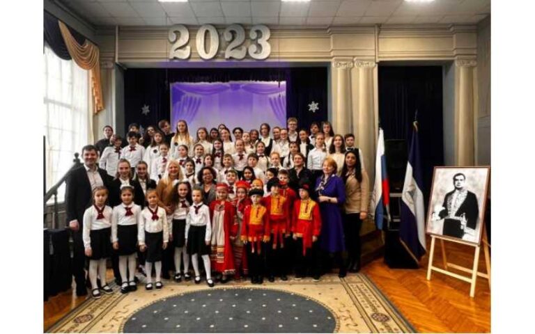 Niños moscovitas rinden homenaje al Padre del Modernismo, Rubén Darío