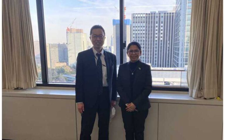 Embajadora de Nicaragua realiza visita de cortesía al director del METI en Tokio