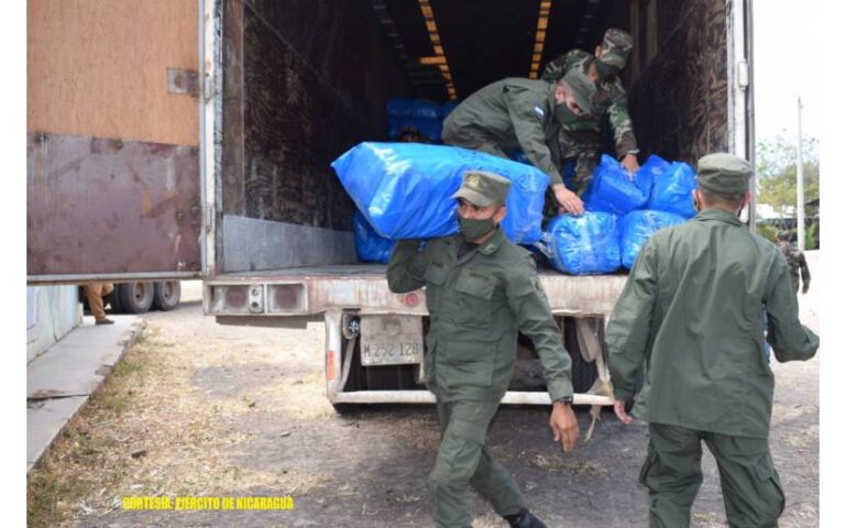 Ejército de Nicaragua realiza descargue de paquetes escolares en Estelí