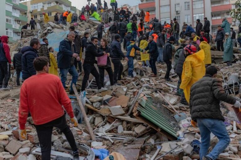Aumentan a 18.991 los muertos por terremotos en Turquía