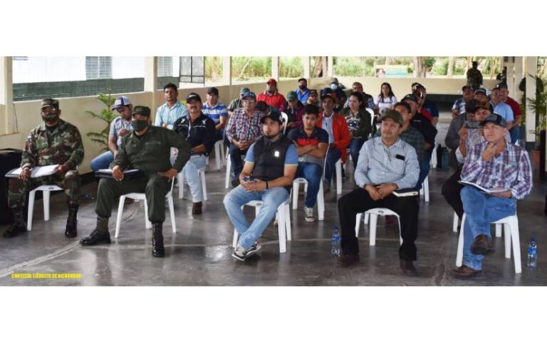Ejército de Nicaragua en reunión con productores cafetaleros de Jinotega
