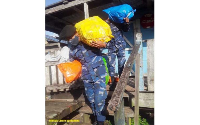 Fuerza Naval apoyó descargue de paquetes escolares