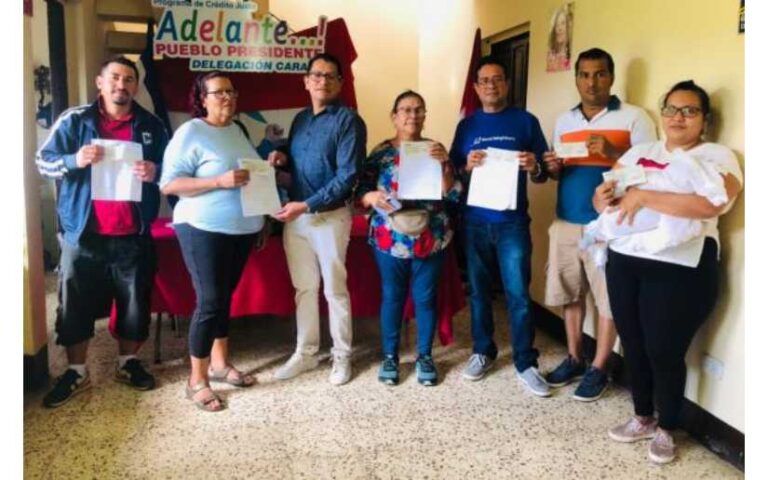 Entregan créditos del Programa Adelante a protagonistas en Carazo