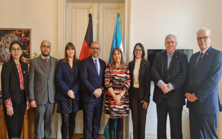 Embajada de Nicaragua sostiene encuentro con Secretario General del SICA en Berlin