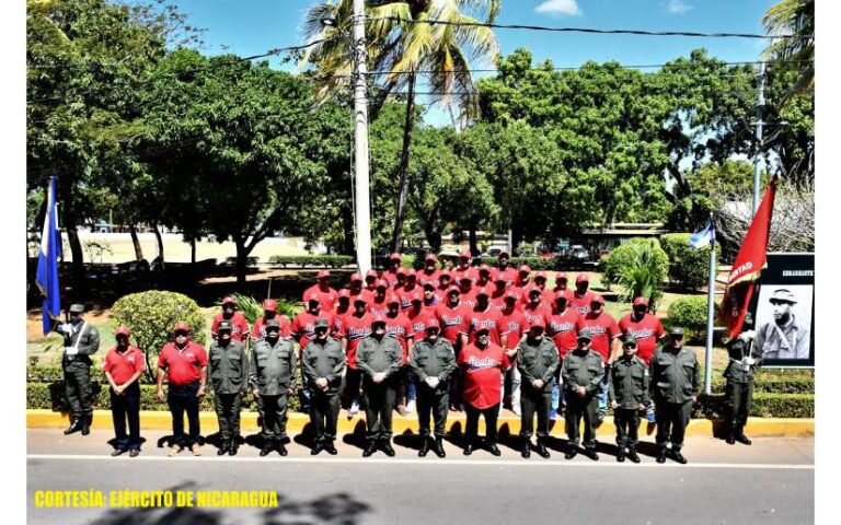 Ejército de Nicaragua entrega uniformes al equipo Dantos
