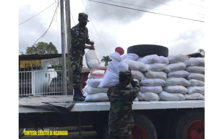 Ejército de Nicaragua desarrolla descargue de paquetes alimenticios en San Carlos