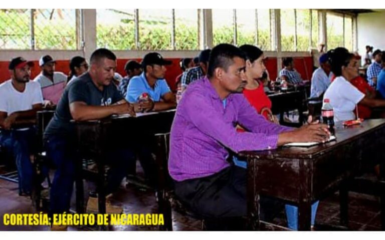 Ejército de Nicaragua en reunión con ganaderos y productores de la Costa Caribe Norte