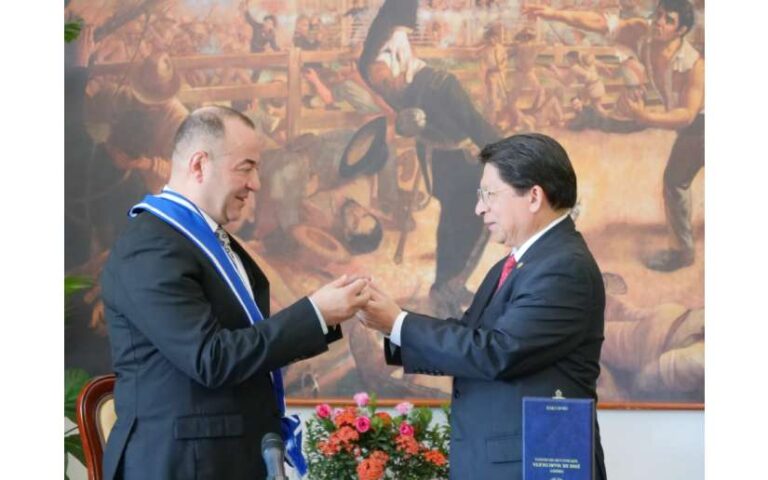 Gobierno de Nicaragua condecora al Embajador de Egipto