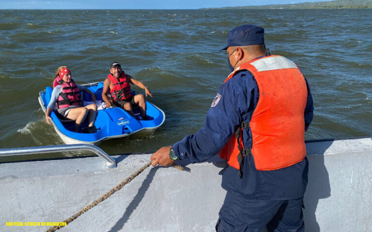 Rescatan a 2 personas quienes naufragaron en el lago Cocibolca por fallas en el pedal