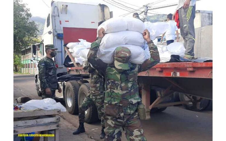 Ejército participó en descargue de la merienda escolar en Río Blanco