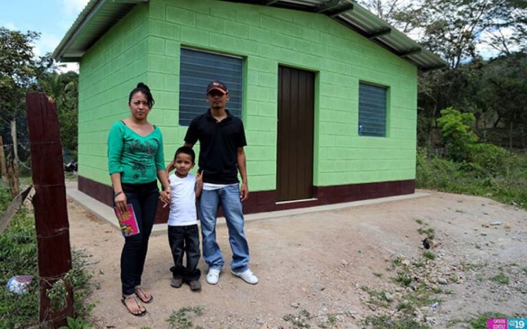 Gobierno de Nicaragua entrega 12 nuevas viviendas en Chontales