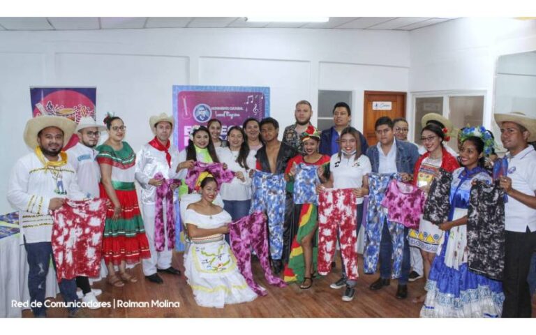 Movimiento Cultural entrega Trajes para Bailes Urbanos y contemporáneos