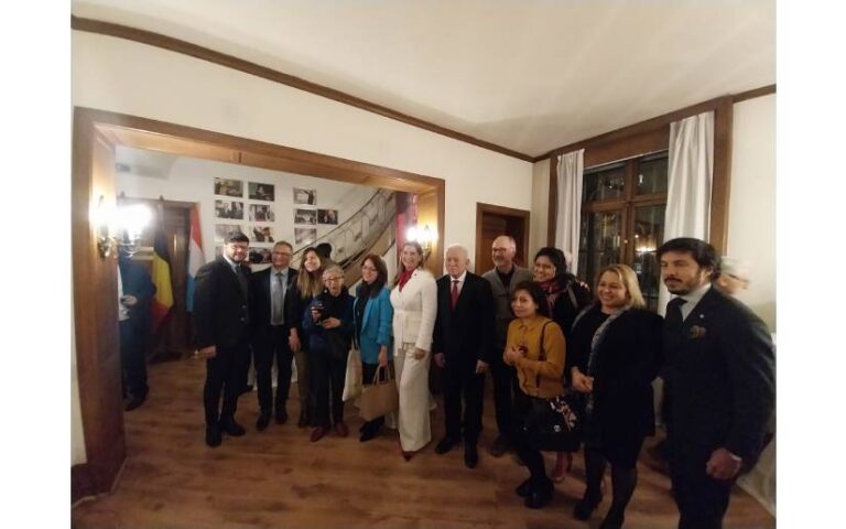 Embajada de Nicaragua acompaña homenaje al Comandante Hugo Chávez en Bélgica