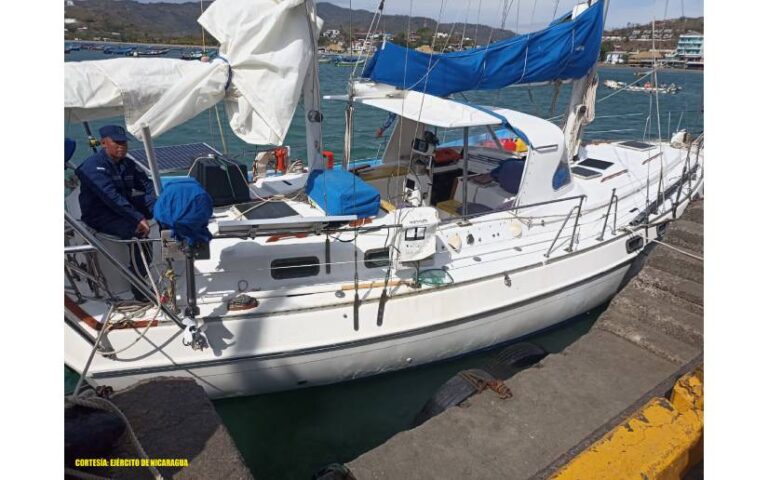 Fuerza Naval rescata a tripulantes a bordo de embarcación de bandera estadounidense