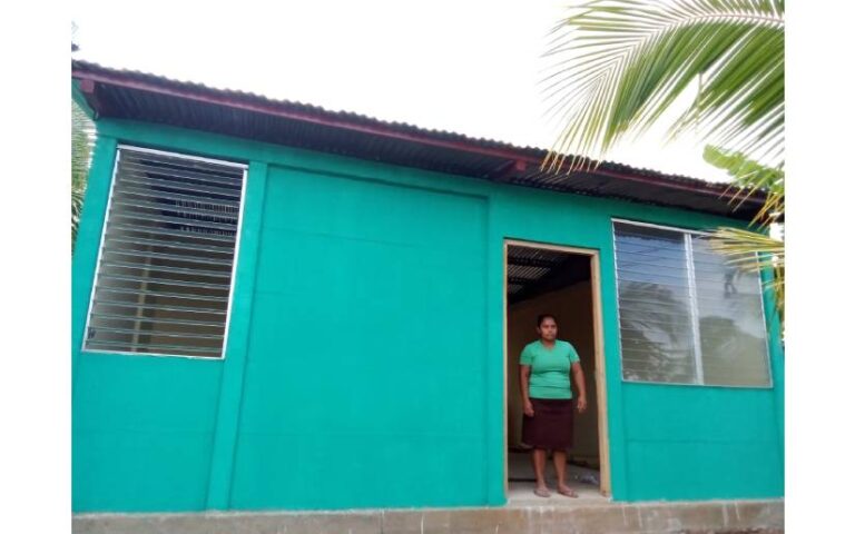 Familias de Somoto, Chontales y Bluefields reciben nuevas viviendas