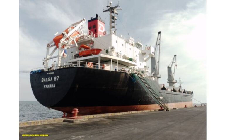 Fuerza Naval brinda protección e inspección a embarcación y flota pesquera industrial