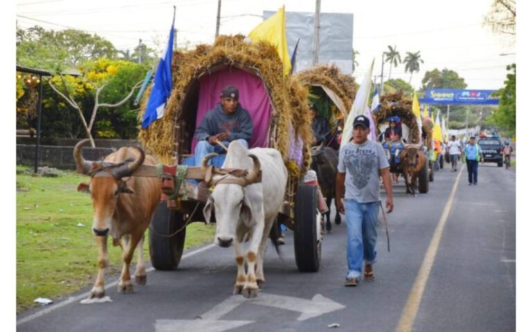Familias en carretas peregrinas rumbo al Santuario Nacional de Jesús del Rescate