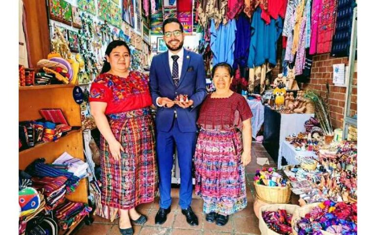 Embajador de Nicaragua en encuentro con artesanas de Guatemala