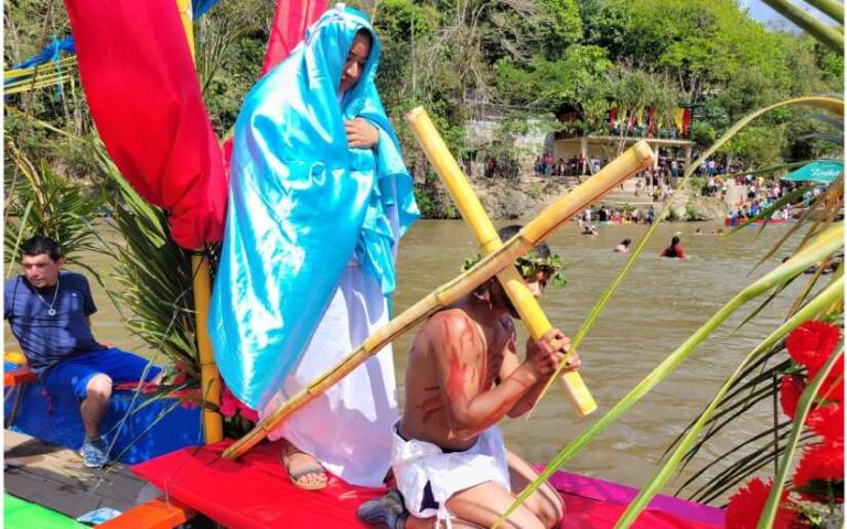 Realizan viacrucis acuático en Nueva Segovia