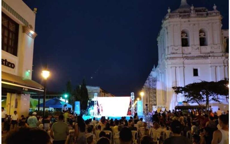 Celebran tertulias leonesas en Plaza Parque Juan José Quezada
