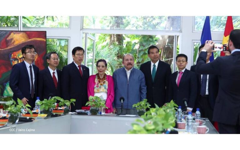 Presidente Daniel y Compañera Rosario en encuentro con Presidente de la CIDCA