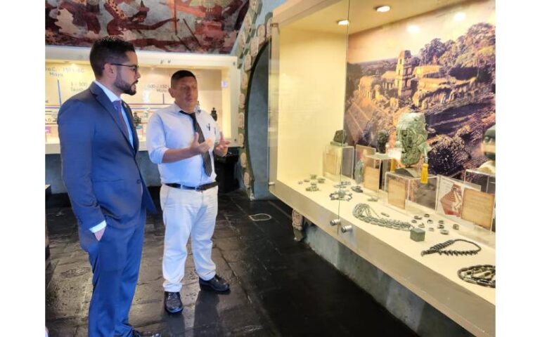 Embajador de Nicaragua recorre el Museo del Jade Maya de Guatemala
