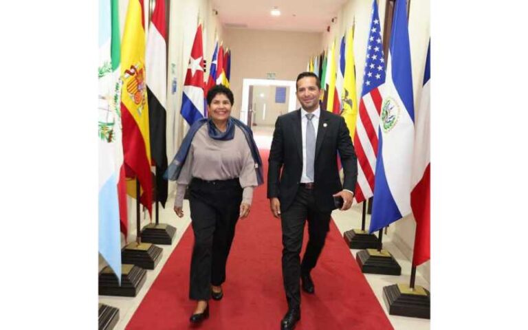 Embajadora de Nicaragua ante Panamá presenta Copias de Estilo