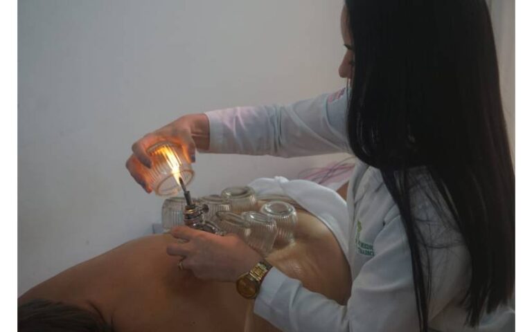 Clínica de Medicina Natural y Tradicional es visitada por delegación del Gobierno
