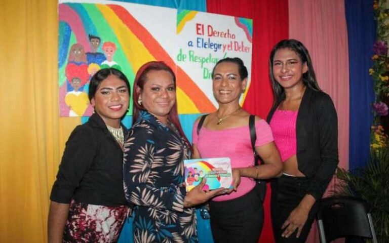 Familias de la Isla de Ometepe reciben cartilla Diversidad Digna