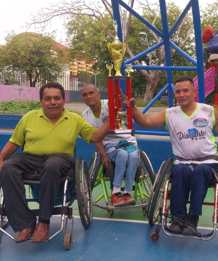 Al menos 60 jugadores en sillas de ruedas participaron en el torneo de baloncesto