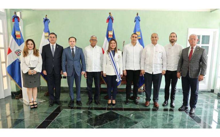Condecoran a embajadora de Nicaragua en República Dominicana