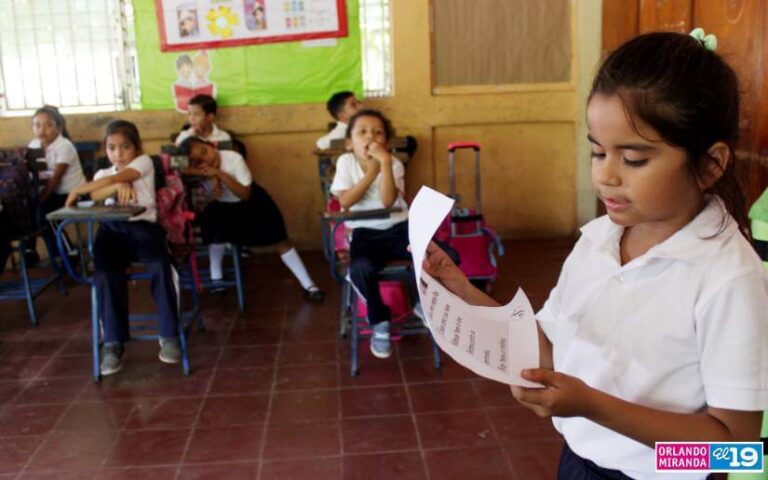 Niños y niñas aprenden a leer en voz alta con el cuento de Los tres Cerditos