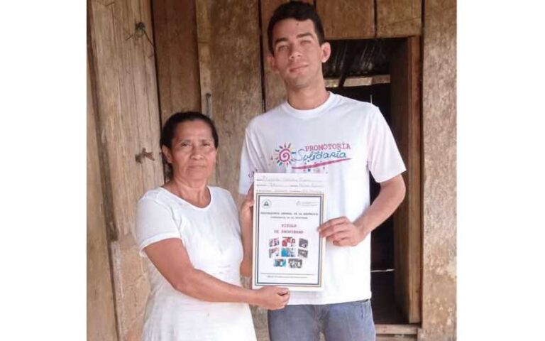 Gobierno entrega más títulos de propiedad a familias de Nueva Guinea