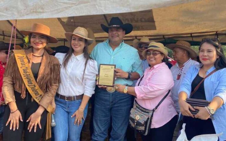Montados de todo el país participaron desfile hípico en honor a la Santa Cruz