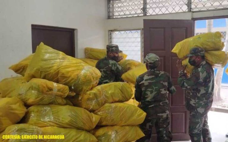 Ejército de Nicaragua realizó descargue de paquetes escolares y maletines para docentes