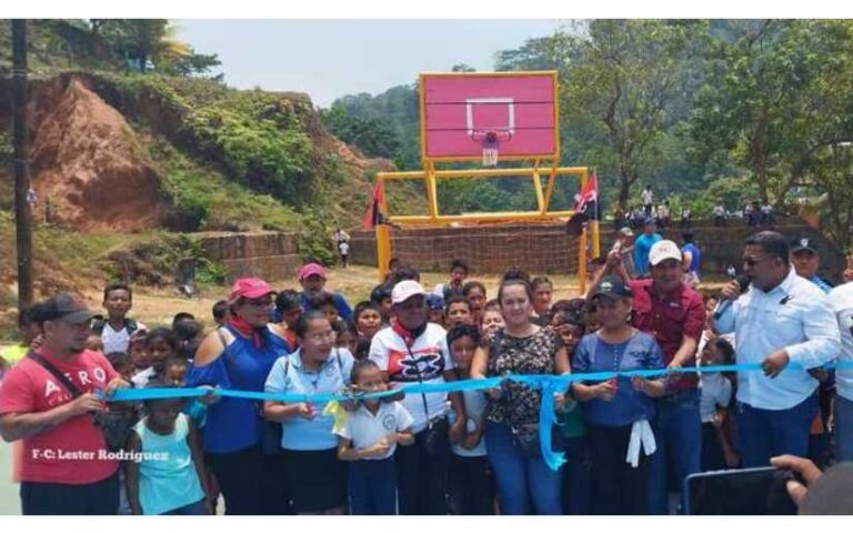 Inauguran proyecto de rehabilitación de cancha multiuso en Vesubio, Bonanza