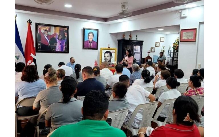 Comunidad universitaria de León conmemora el natalicio del poeta Rigoberto López Pérez