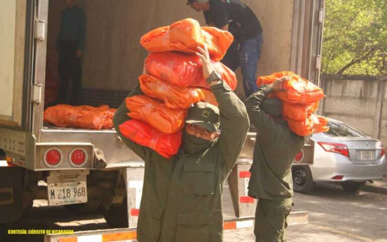 Escuela Nacional de Sargentos participó en el descargue de paquetes escolares