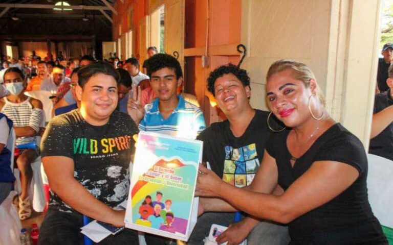 Familias de Nagarote y la Paz Centro reciben cartilla “Diversidad Digna”