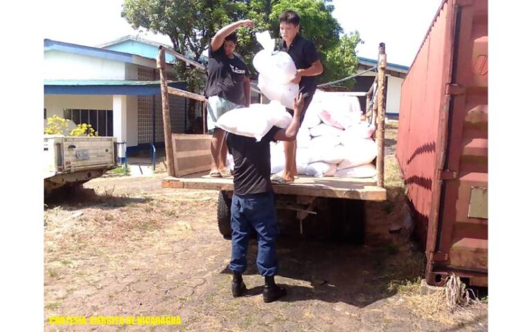 Fuerza Naval realiza descargue de paquetes alimenticios en Bluefields