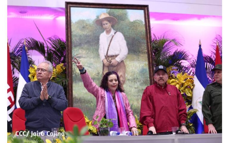 Compañera Rosario en el acto en conmemoración del 128 Aniversario Natal del General Sandino