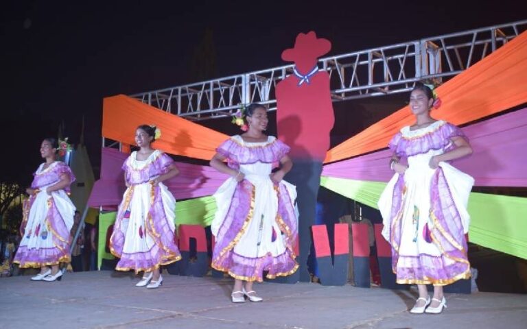 Grupo “Flor de Sacuanjoche” deleita con su arte a visitantes de León